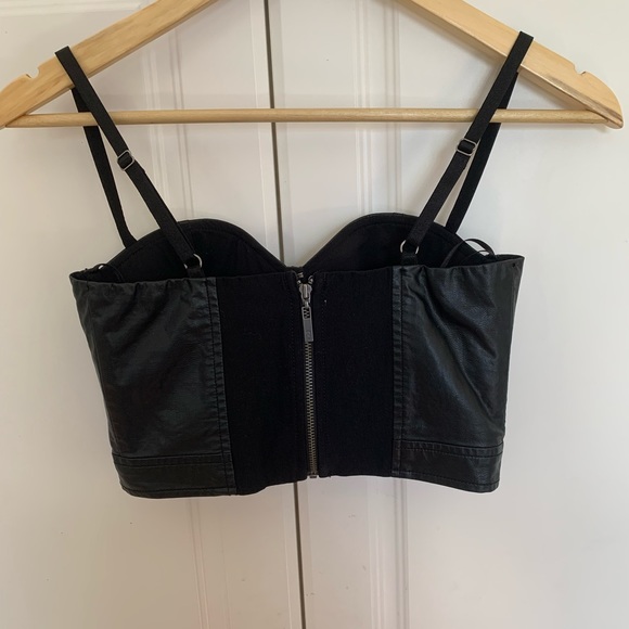 Really cute Guess black cropped corset top 🖤 - Picture 2 of 4